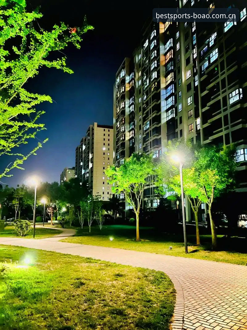 北京时间5月21日凌晨，2024/25赛季欧联杯决赛在万众瞩目下落下帷幕。英超劲旅阿斯顿维拉以3-0的比分击败德甲球队弗赖堡，强势夺得队史首座欧联杯冠军奖杯。这场实力悬殊的对决不仅终结了维拉长达30年的欧战冠军荒，更让54岁的主帅埃梅里再度站上了欧洲之巅。